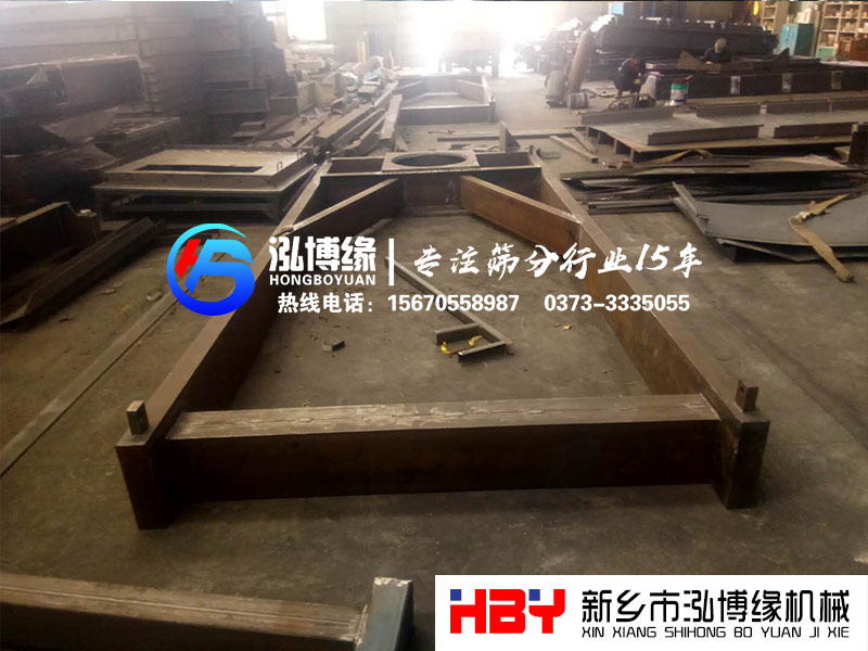 使用平面回轉(zhuǎn)篩時(shí)，應(yīng)在開關(guān)機(jī)器時(shí)對機(jī)械再次檢查一下
